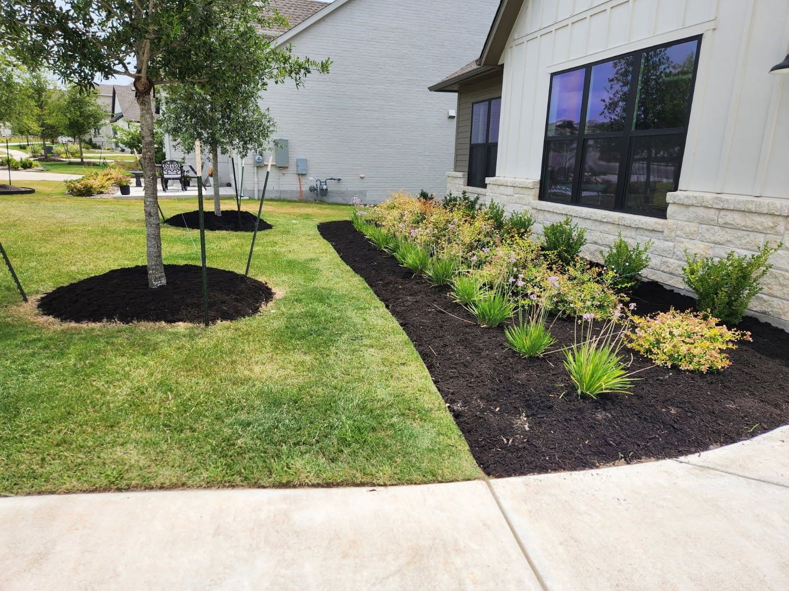 Gallery photos for Transform Your Garden with Fresh Mulch: Image #1